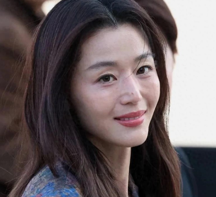 虽然全智贤确实有了岁月的痕迹，但她依然很好看。
 
那份优雅的气质真的和年龄无关