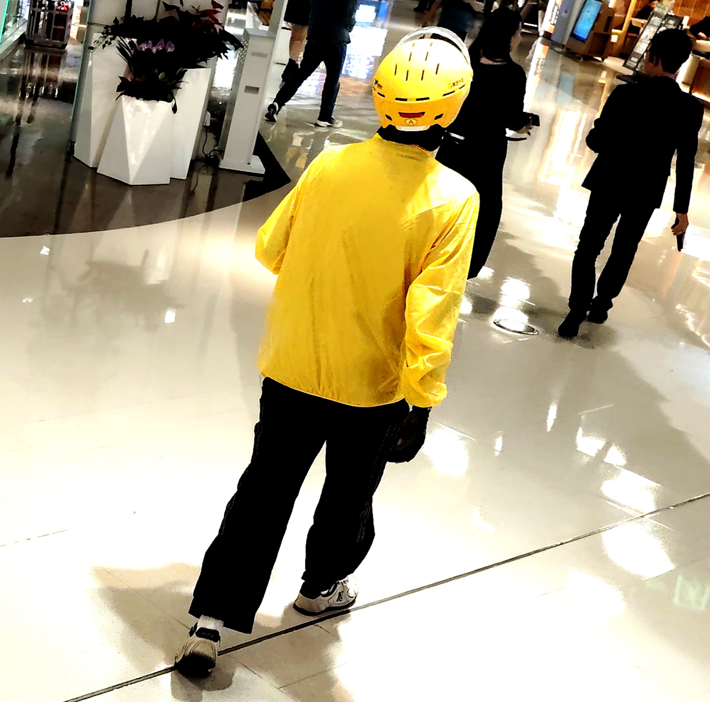 平台可以搞阴阳订单，
虚假距离；
商家可以虚假出餐，
虚假重量；
但如果骑手虚假