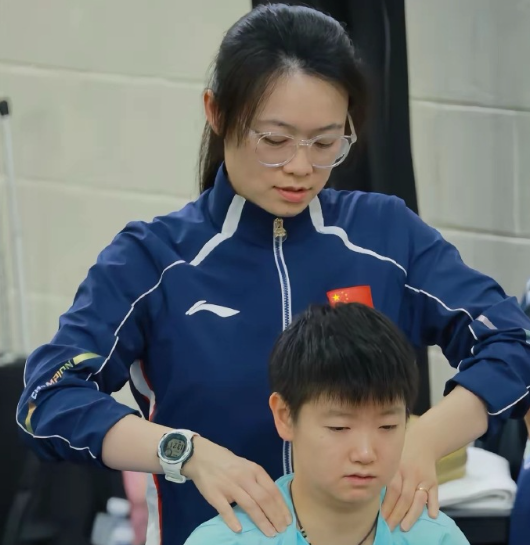 孙颖莎现场模仿队医姐姐说话语气，神态语气都拿捏得惟妙惟肖，可爱又调皮，逗得众人哈