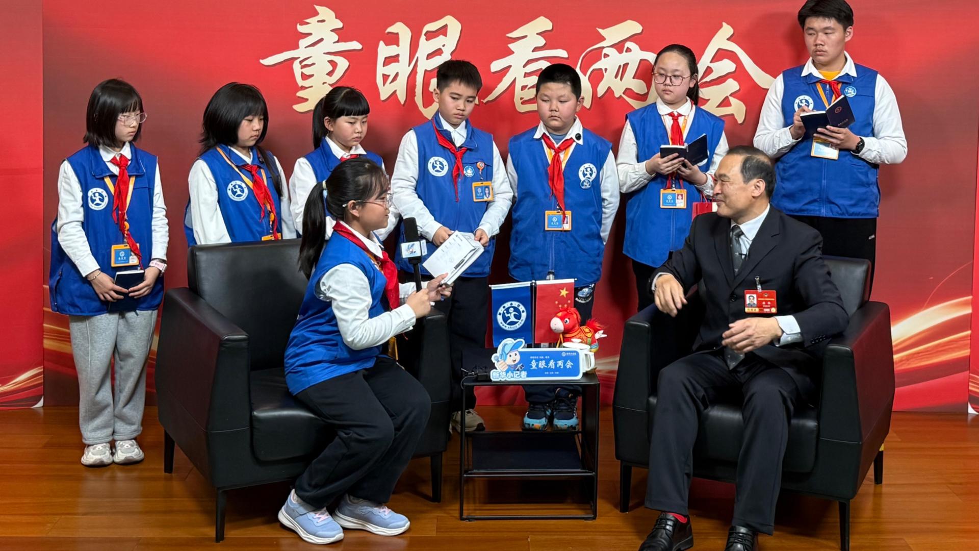 青苗对话参天树 ——新华小记者体验采访政协委员曲伟