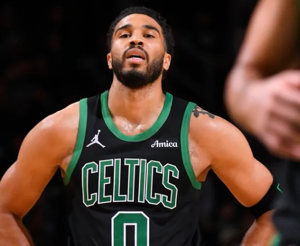 明日常规赛，凯尔特人对阵黄蜂。

据报道，绿军前锋塔图姆因跟腱伤病管理，明天打黄