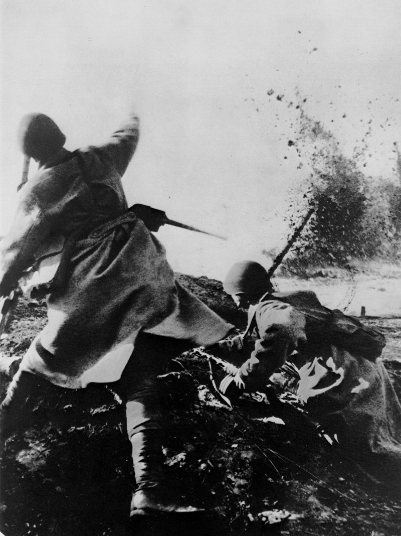 1941 年，莫斯科保卫战中，苏联红军与敌军短兵相接，投掷手榴弹。