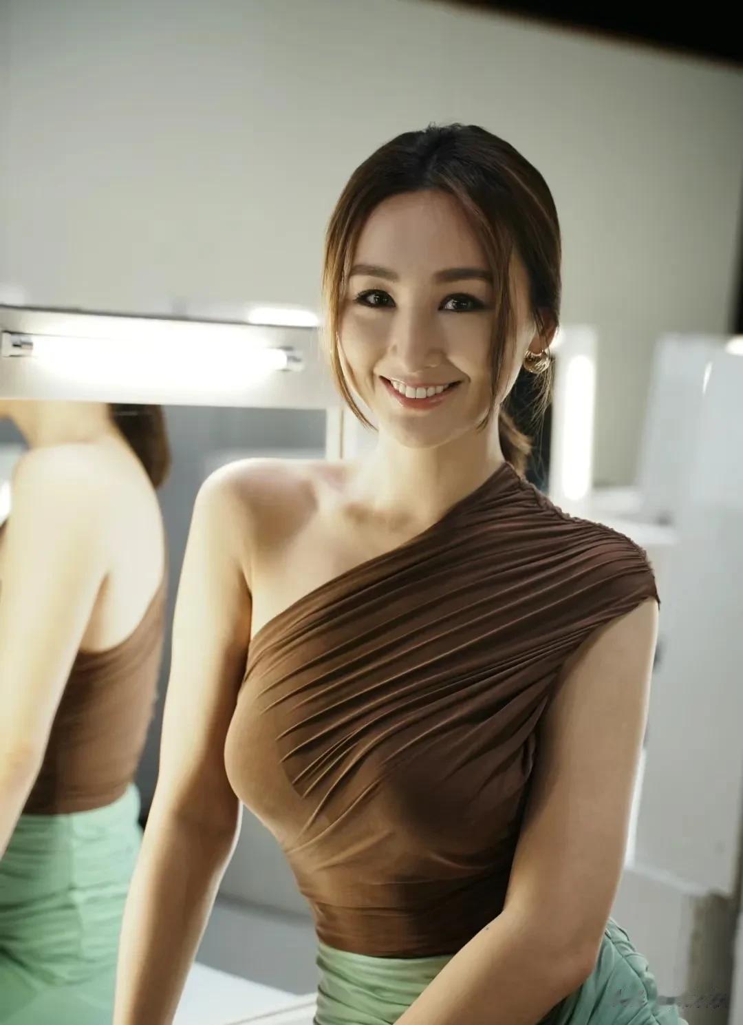 高海宁这样丰韵的身材才是最有女人味的，现在大部分的女明星都过于瘦了。