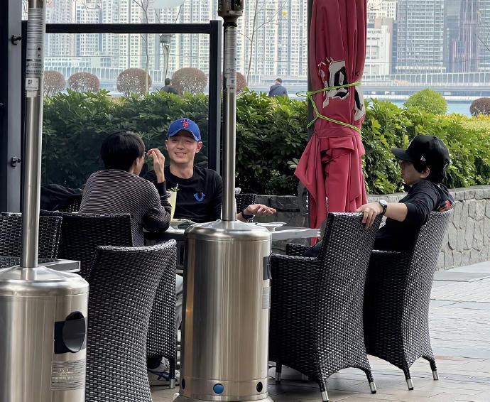 霍建华这条紧身牛仔裤，暴露了那个年代真实的审美。近日霍建华戴个蓝帽子，状态松弛地