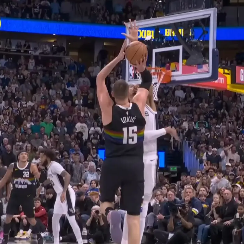 感受一下牢约打文班的这两球

太恐怖了 换任何其他人都是被盖 不被盖也不可能投得