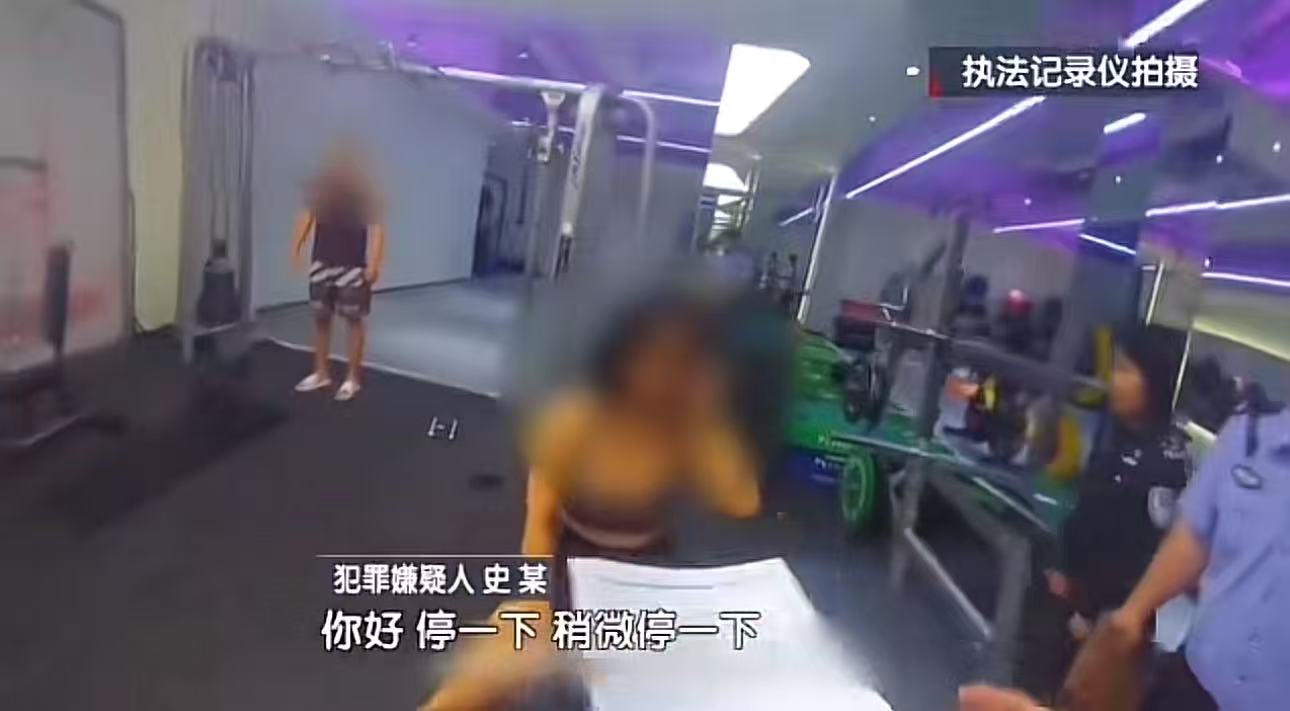 “这么漂亮的美女居然是个白嫖狂魔！”北京，某健身房内，一位美女正穿着瑜伽服锻炼，