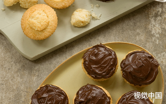 店长当众否定他的新品还说他越权，他没争一句直接辞职，自己开工作室；半年后店长托人打听他过得怎么样？