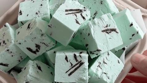 搅拌即成：丝滑薄荷黑巧冰淇淋小方，告别冰渣的清凉享受