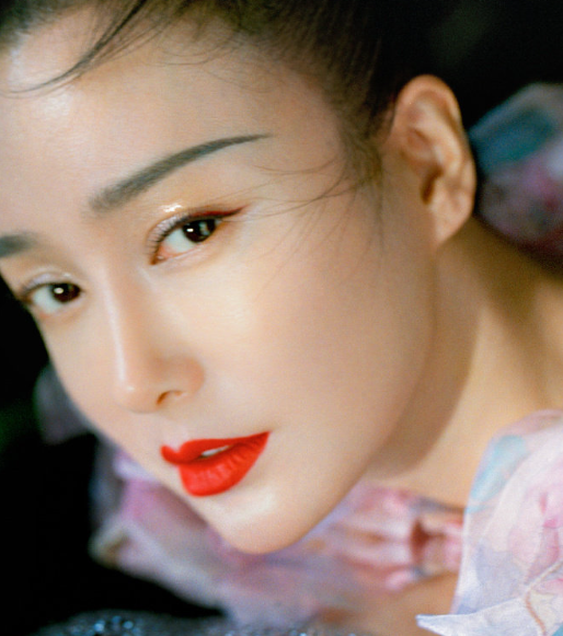 予独爱她濯于清涟的美，如同置身荷池边