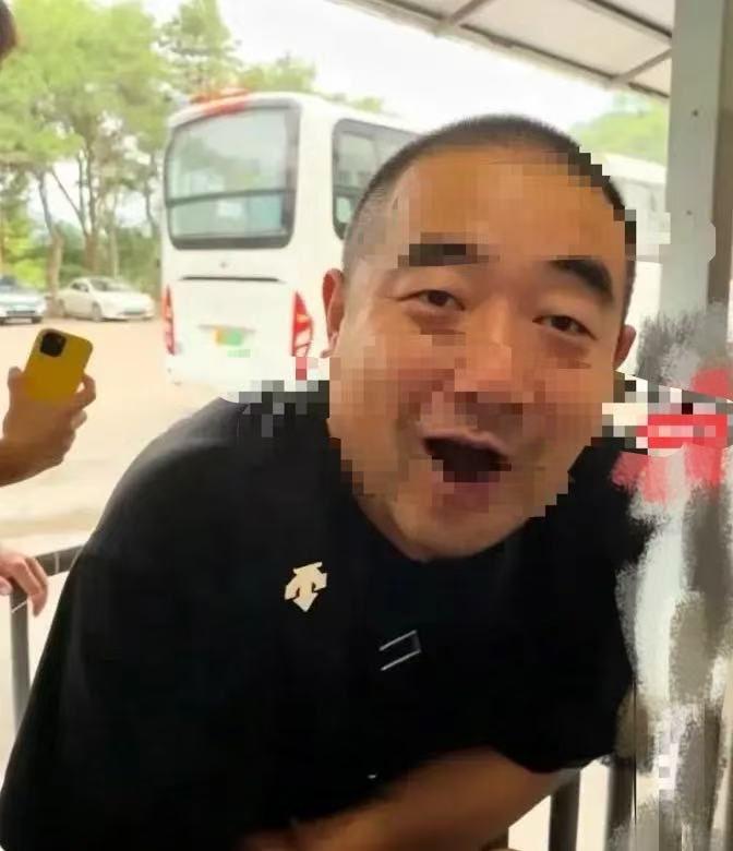 在长城带外国人插队的导游已被拘留，这下狂不起来了！网友：这孙子，有点汉奸翻译带着