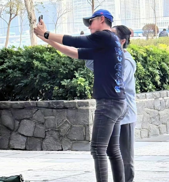 霍建华你到底在搞什么
华哥你长这么帅，非要穿这条颜值也拯救不回来的紧身牛仔裤吗？