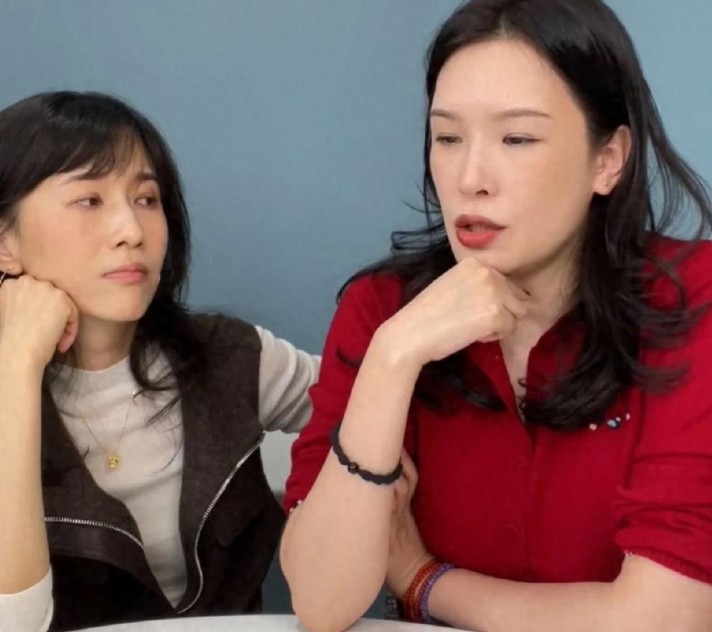 不愿生娃的佟晨洁和魏巍也离婚了，节目中坦然聊起自己恢复了单身状态。
 
第一段婚