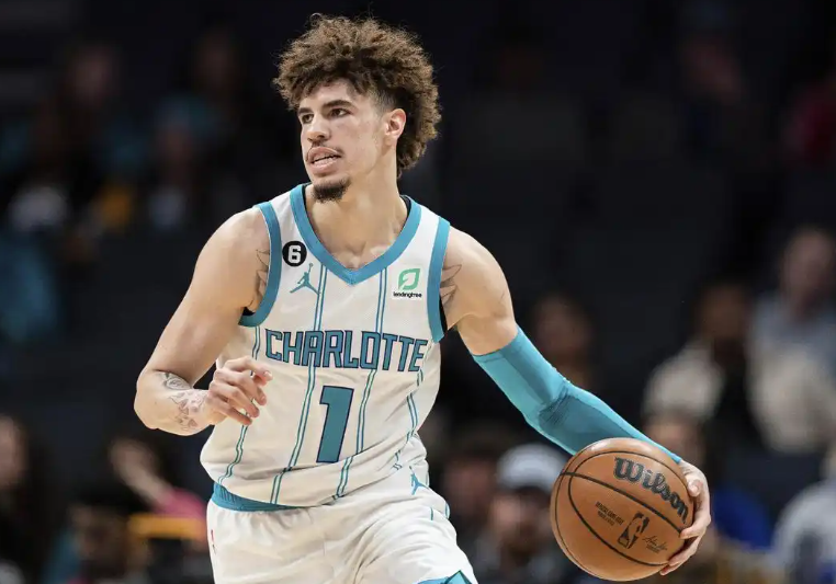 有鲍尔在班凯罗看上去都眉清目秀了
你要有鲍尔这种球都没运稳就出手超远三分的队友你