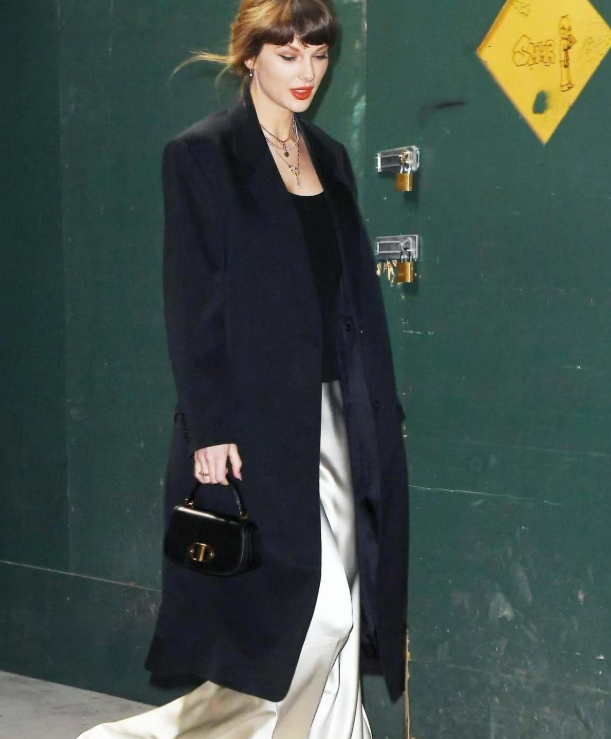 霉霉Taylor Swift最新纽约街拍

穿了一件长款深色外套内搭黑色吊带背心