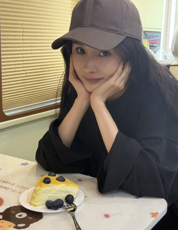 杨幂晒近照宣传新角色！
杨幂晒出近照。休闲棒球帽搭配宽松黑衣，杨幂手托脸颊对着千