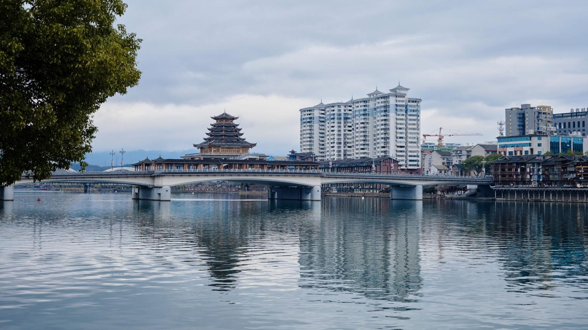怀化有一座龙津风雨桥，被誉为“三楚西南第一桥”，藏着半部芷江史