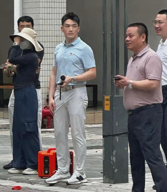 张馨予的丈夫何捷曾是前途光明的军官
2018年与她结婚后，因频繁登上娱乐新闻，一