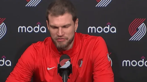 NBA常规赛，波特兰开拓者队以125-130的比分不敌菲尼克斯太阳队。在赛后采访