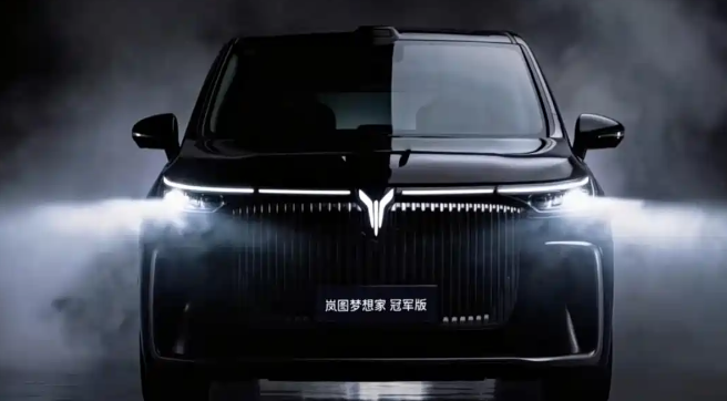 满血华为智驾还有百万级底盘智能四驱，这款MPV只需30.99万
在去年12月，中