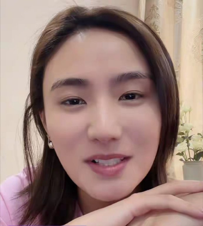 李亚鹏的第二任妻子海哈金喜开启了直播。
她说没有什么事情，现在都挺好的，只想跟大