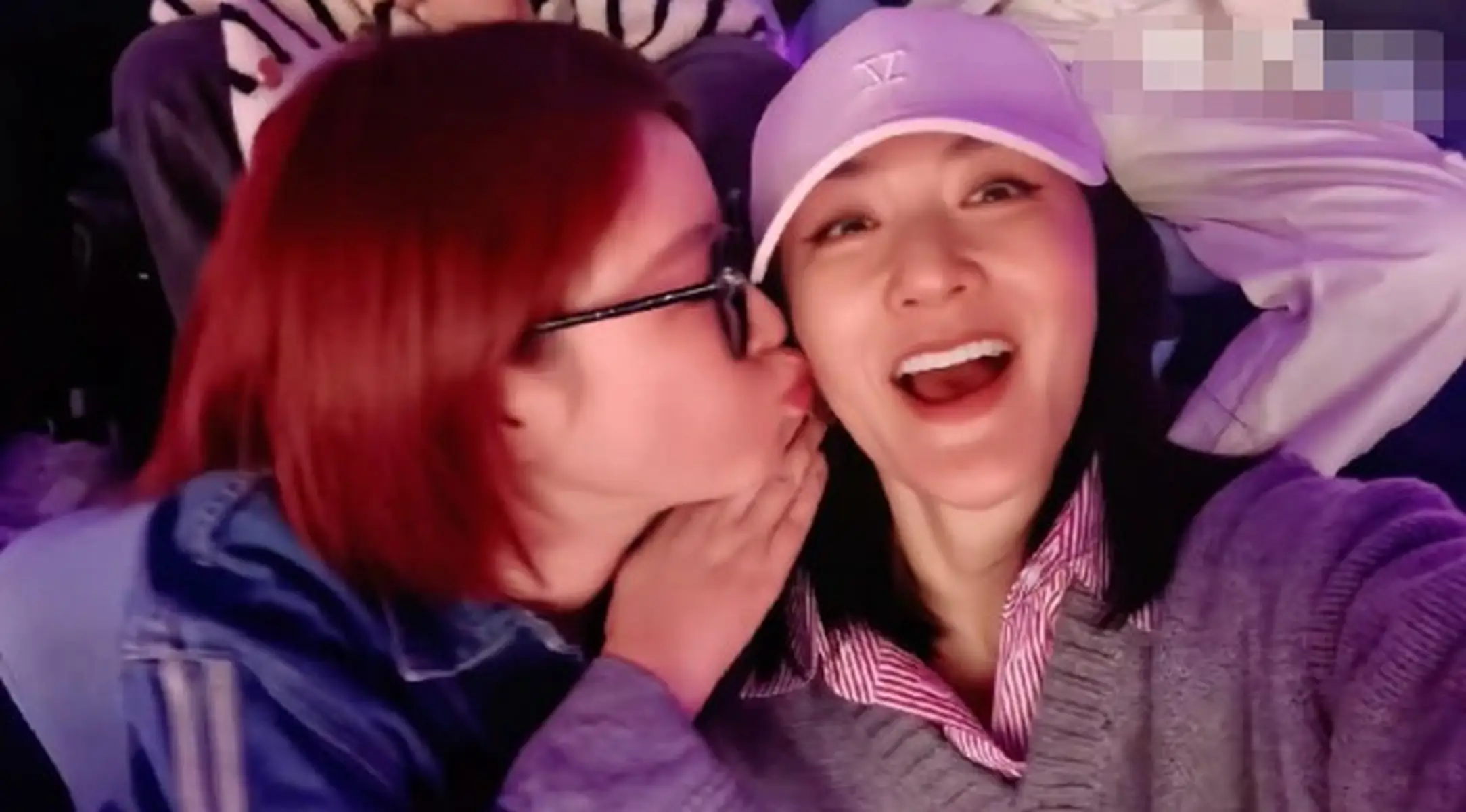 谢娜看张杰演唱会 对着秦岚杜华“左亲亲右亲亲”