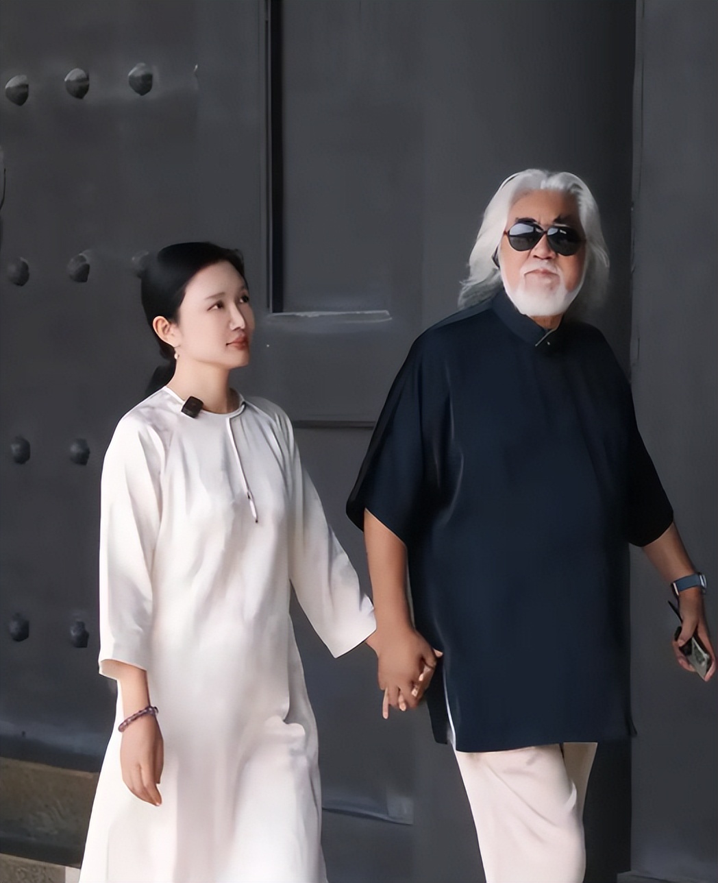 感觉张纪中把眉毛剪短点更显年轻点。
 
白胡子白头发老头对于孩子来说，小朋友的爸