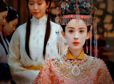 荣善宝两次披上嫁衣，两次被命运打回原点。
​​第一次，新郎陆江来转身去救人，喜堂