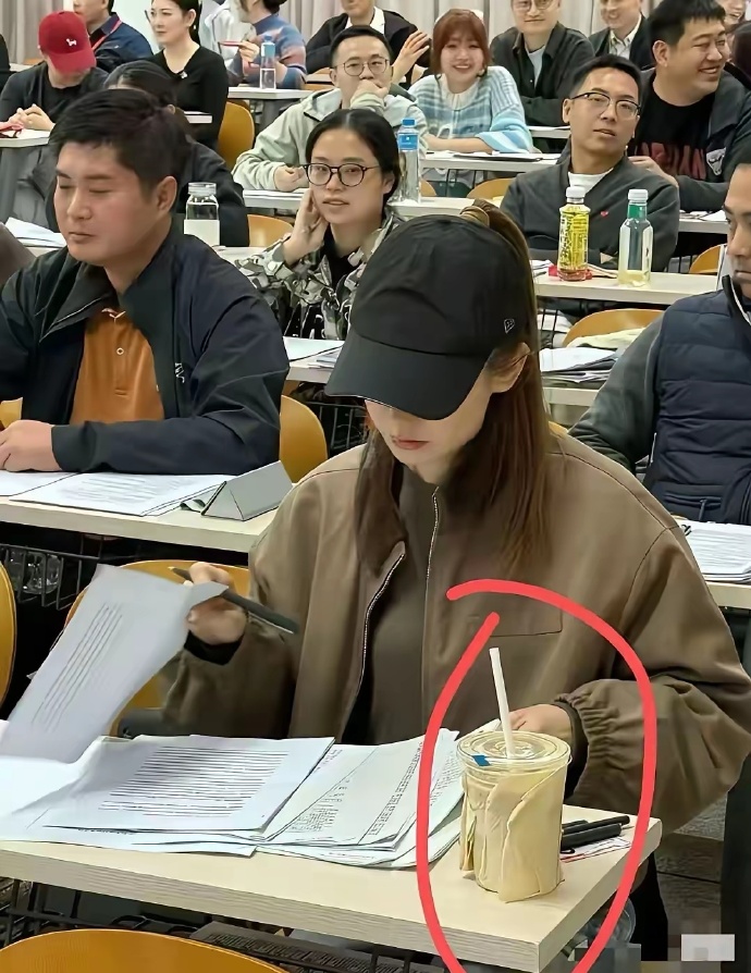 戚薇喝个咖啡为什么要把品牌包起来？ ​​​