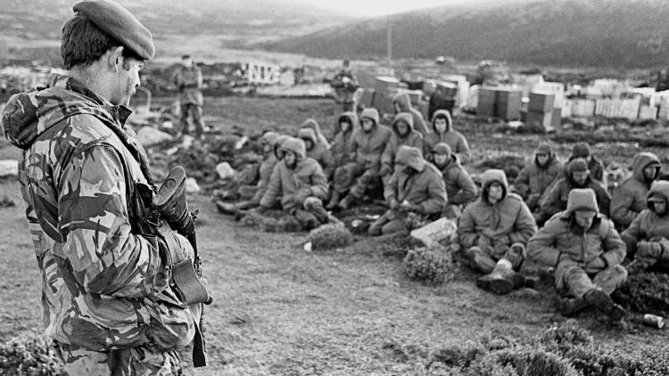 1982 年 6 月 2 日，马岛战争被俘的阿根廷士兵在英军看守下。 