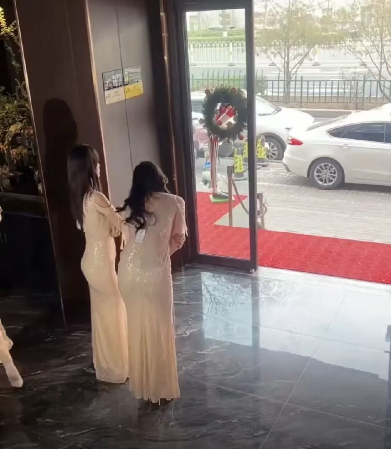 事实证明，现在的生意真的不好做了！你看，连足疗店的女技师都在门口迎客了！

三个