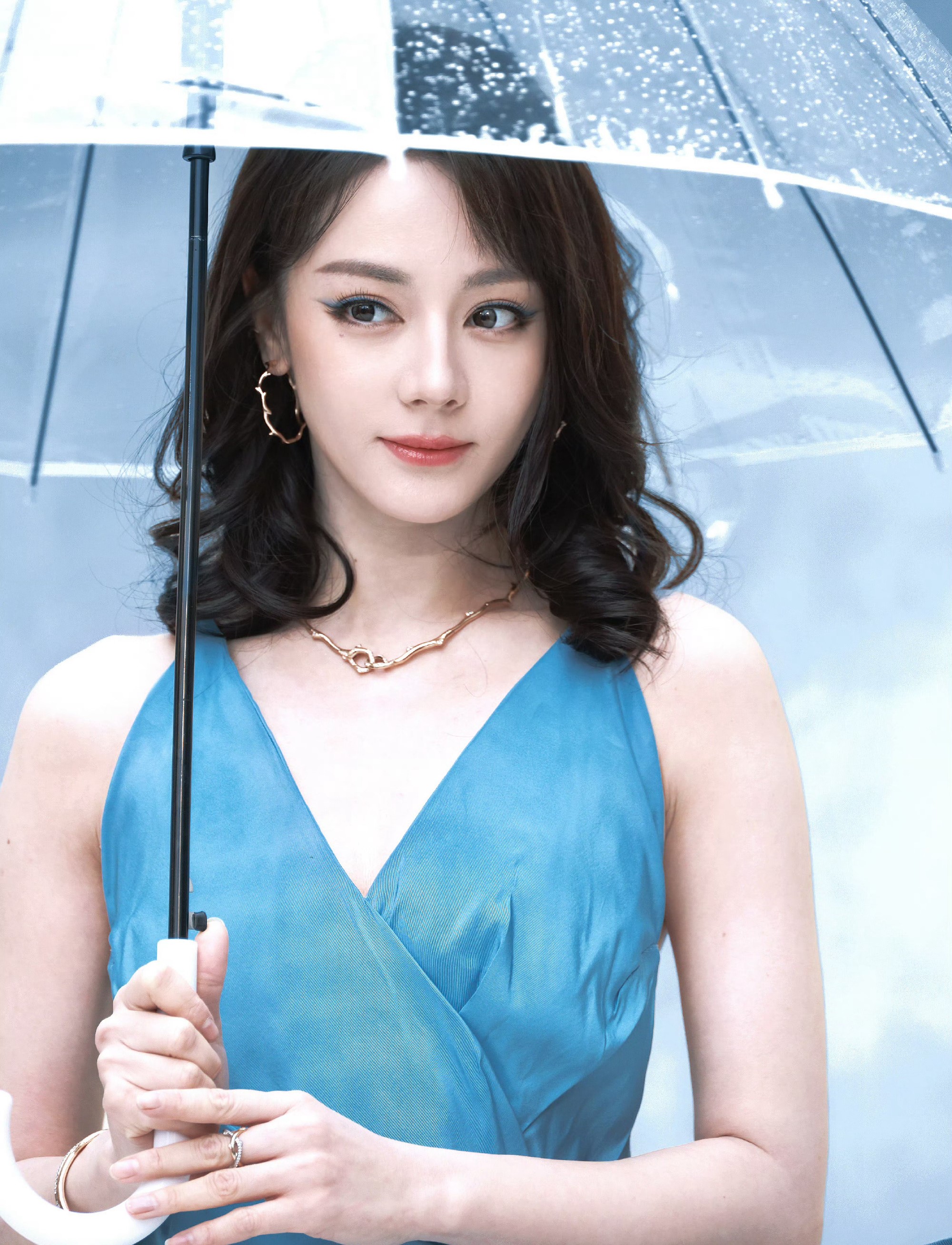 迪丽热巴冒雨参加迪奥活动：