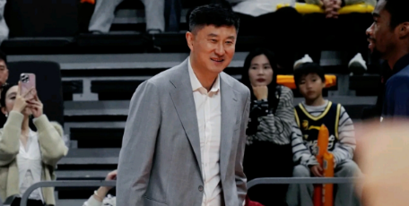 杜锋复出执教，广东男篮遭遇福建男篮大逆转。CBA常规赛，广东男篮主场迎战福建，上