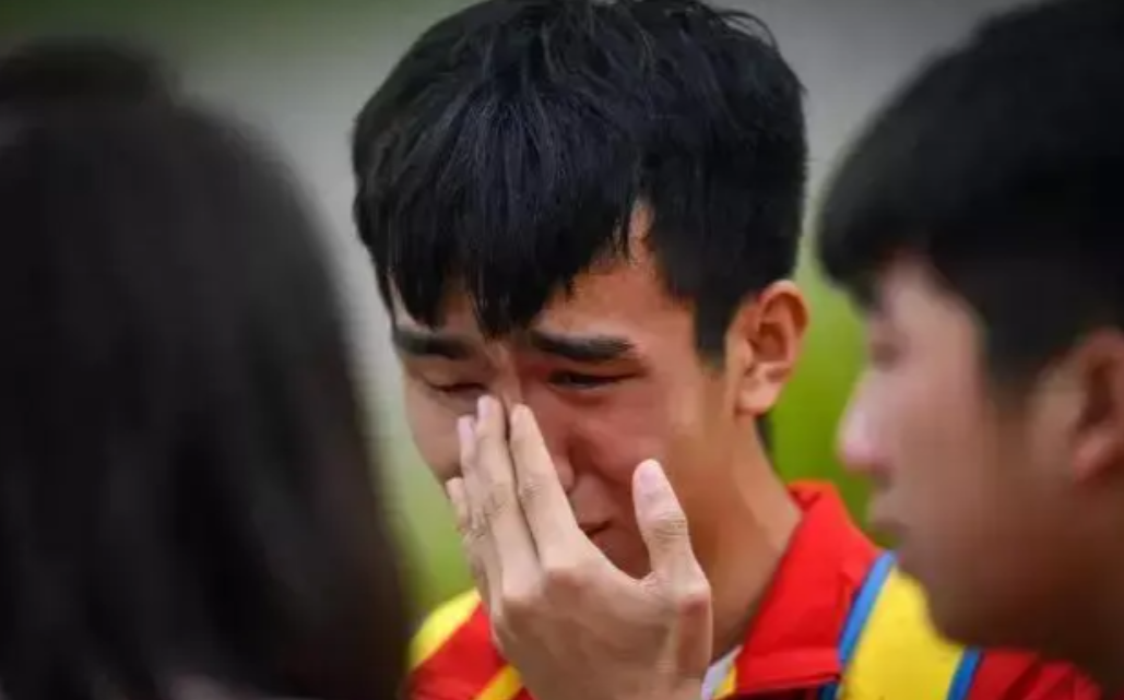 呼和浩特蒙超联赛主场落败之后，看台落泪的少年王智涵迅速走红网络，多方人员全力寻找