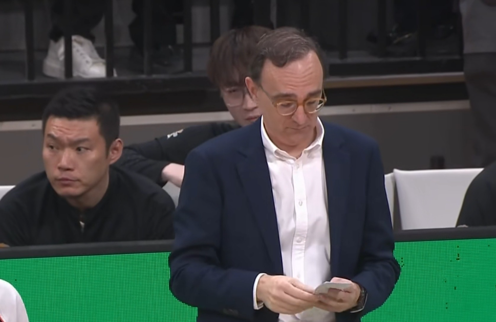 一直很疑惑辽宁主教练乌戈手里的这个纸条到底写着什么，记得前几个赛季乌戈手里面一直