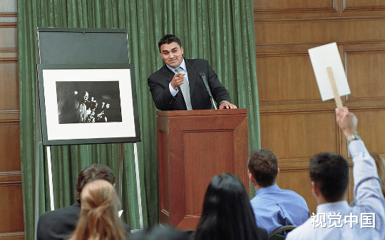 父亲捐给绥州市美术馆的画被偷卖到国外，我举报后以为馆长完了，却没想到是我完了