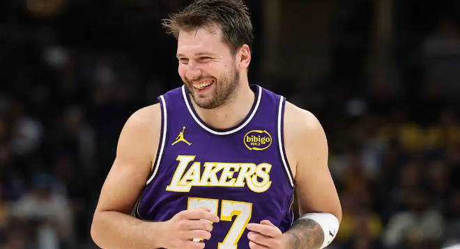 纵观东契奇目前为止合作过的队友和球队运营....真的没有东子球迷想吐槽的吗？
想