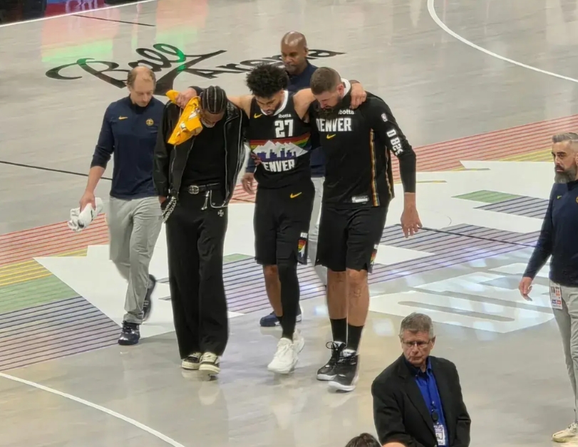 掘金真是不走运！
今天对阵尼克斯，不但输球，穆雷还伤了，戈登刚刚复出穆雷又崴脚，