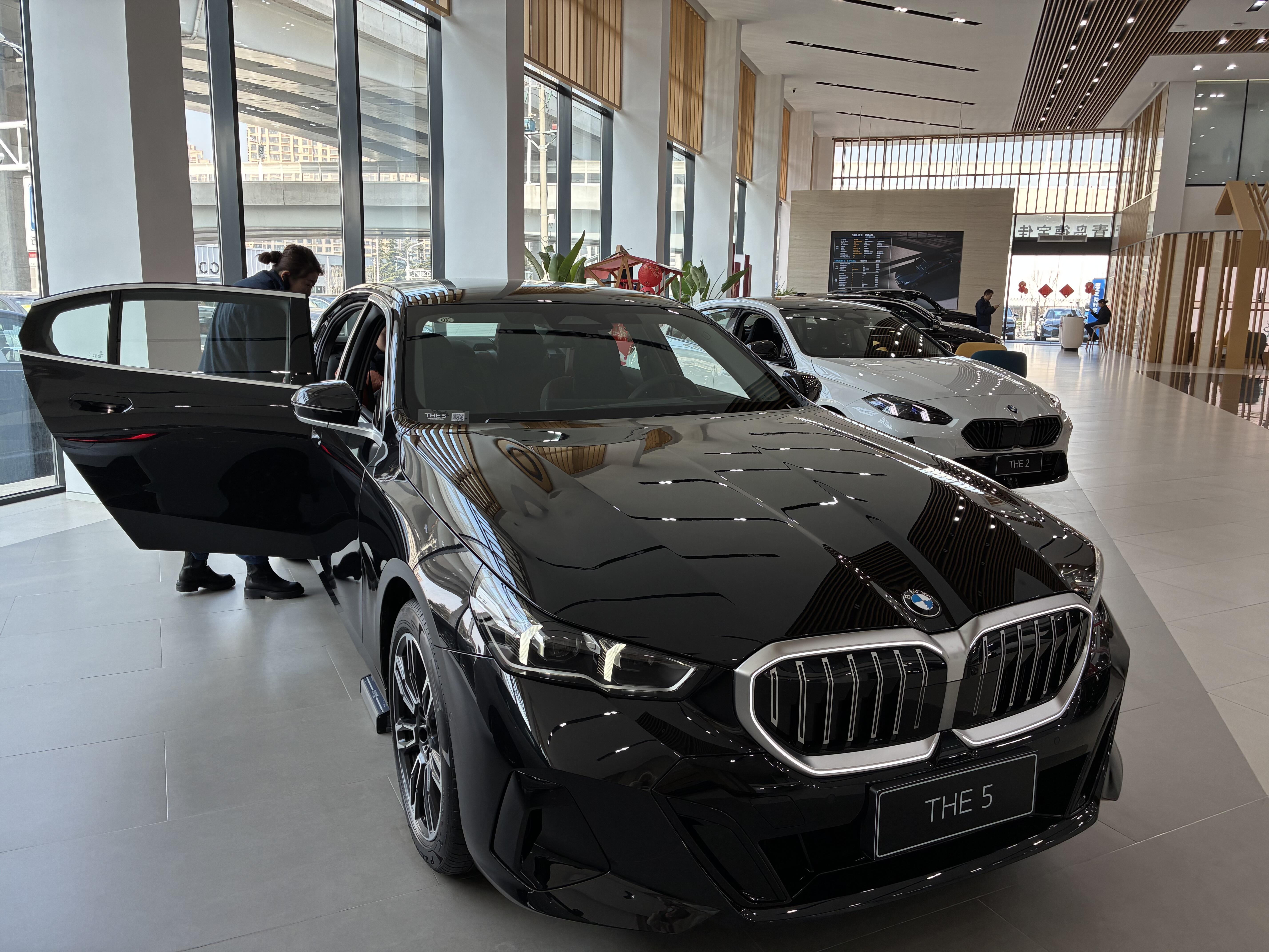 宝马5系长轴版后排空间给力，商务感拉满，腿部空间宽裕。驾驶感比3系柔和，更偏舒适