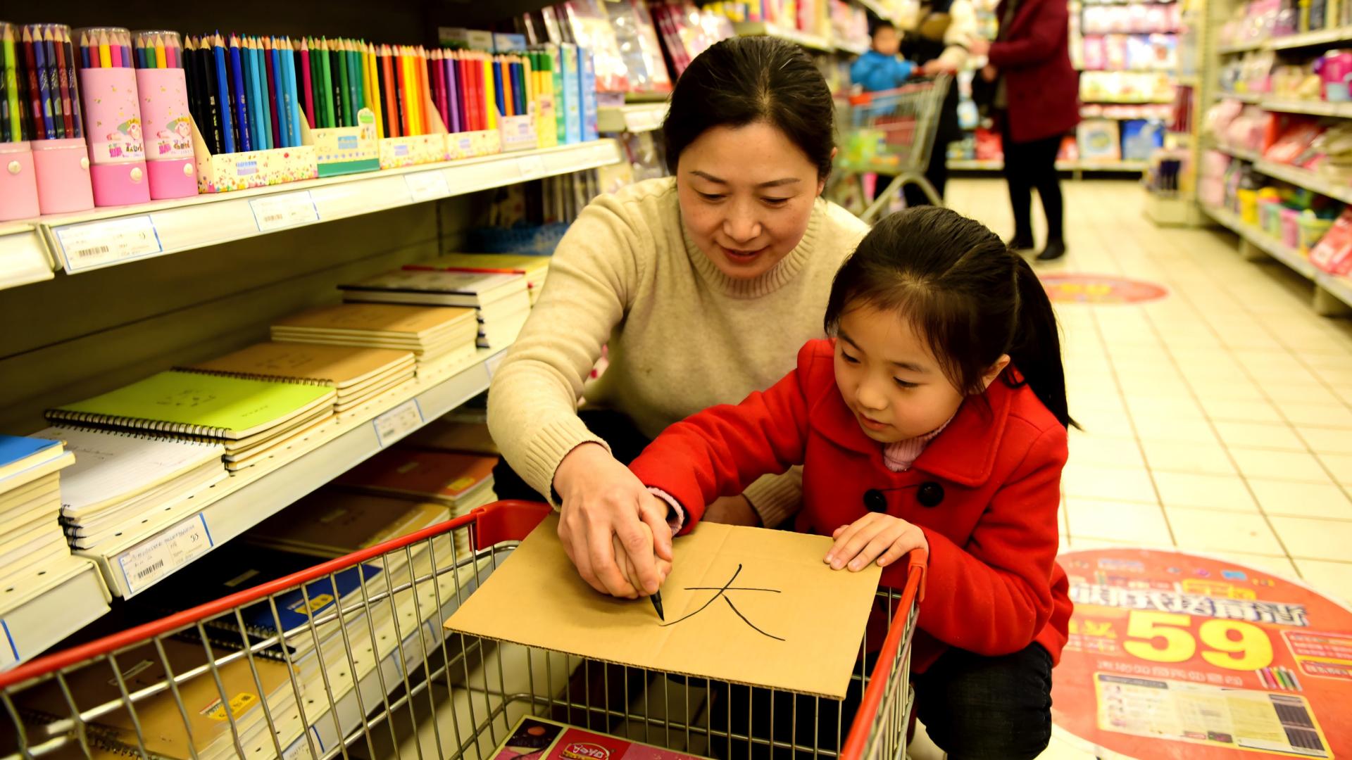 看哭了！50岁阿姨38年家暴终解脱，倒贴16万净身出户，她的自由太好哭