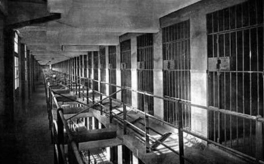 美国教授将18个人关进假监狱14天，想通过实验证明环境对人性的影响，6天后他后悔了