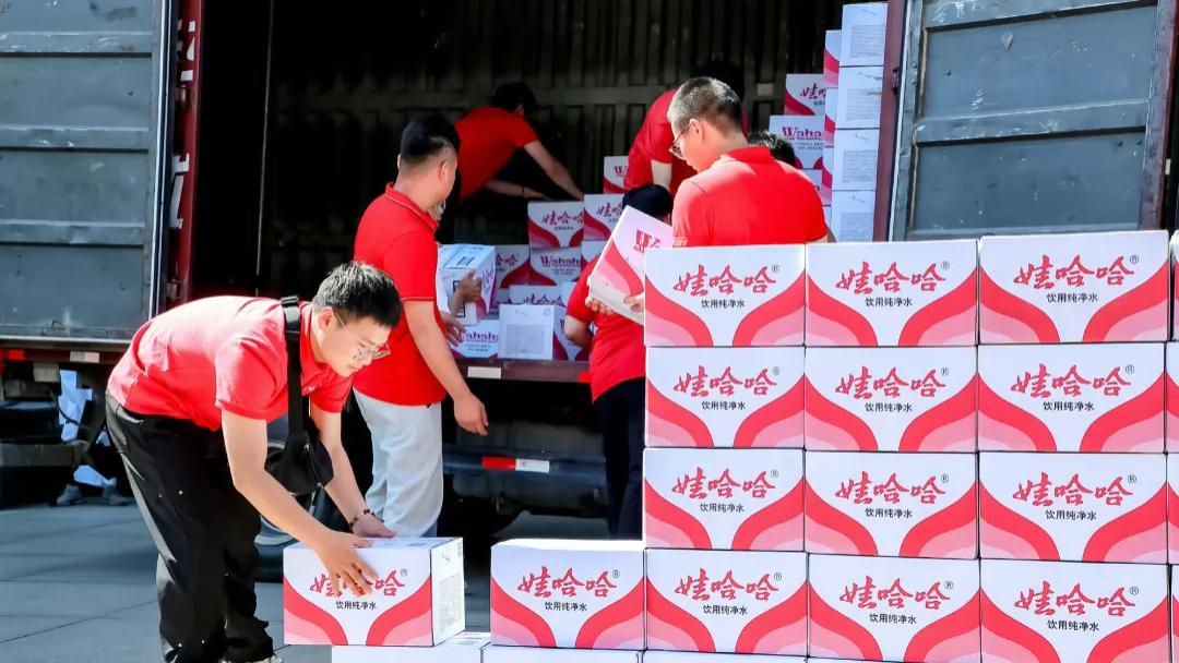 娃哈哈、怡宝发供应价调整通知：涉及部分饮用水产品，指向原材料等成本承压