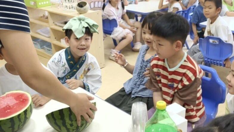 万婴克拉美丽幼儿园：六一限定快乐加载完毕，甜度100%！
