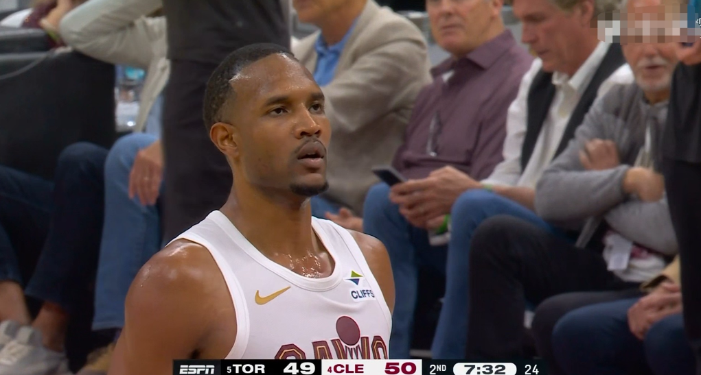 骑士球星莫布里真是太喜欢在主场打球了！在今天骑士主场以125：120战胜猛龙的首