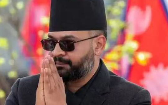 36岁说唱歌手逆袭成尼泊尔总理，对中国似乎还是强硬的态度，必须狠狠敲打教育…