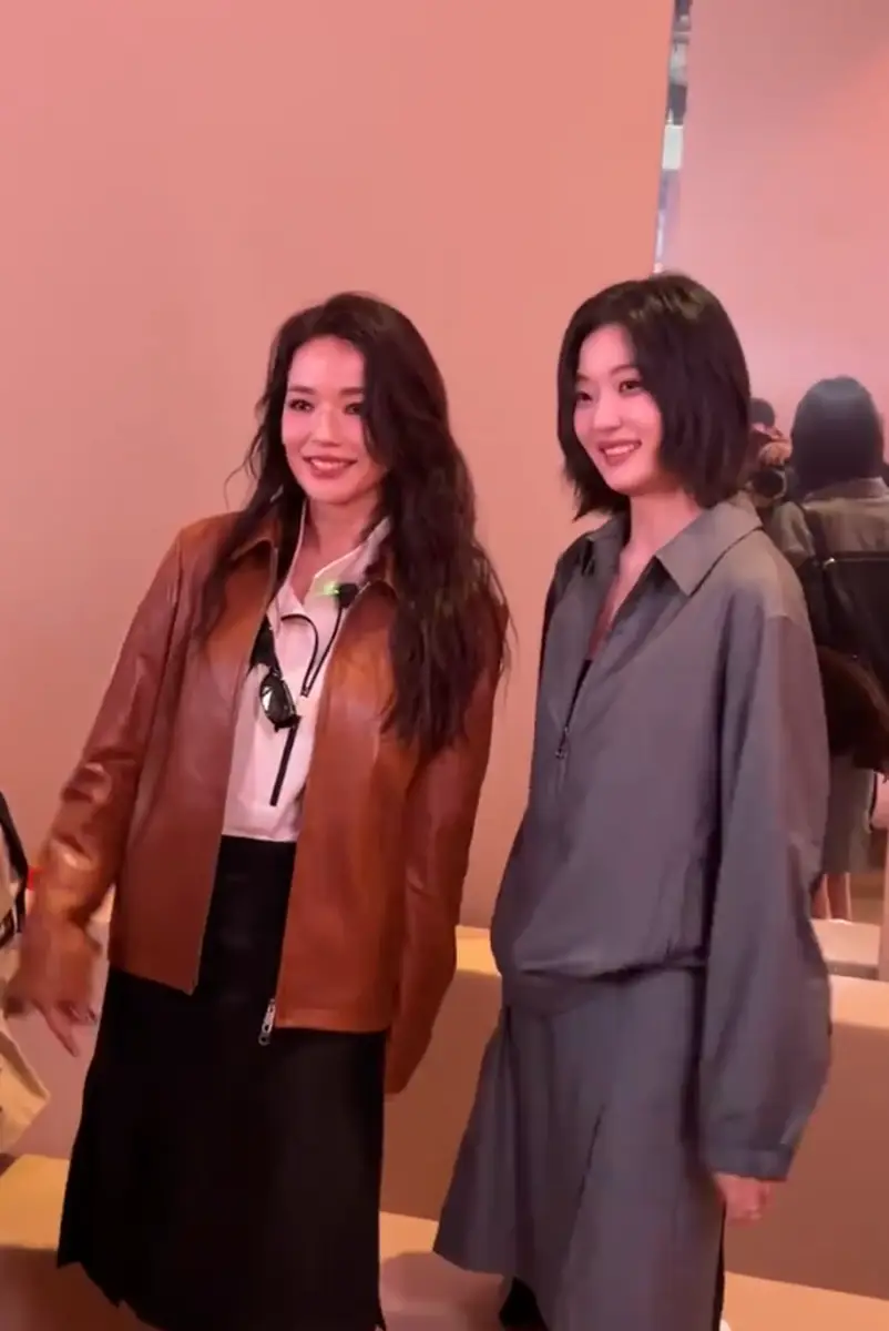 舒淇看秀气场与颜值双在线 与孙千一起比耶松弛感满满