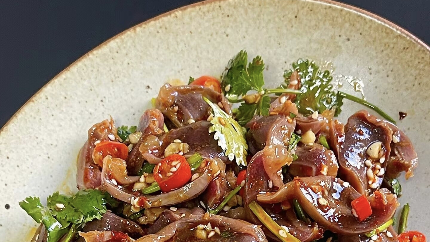 别再卤着吃了！这样拌一拌，鸭胗脆嫩不腥