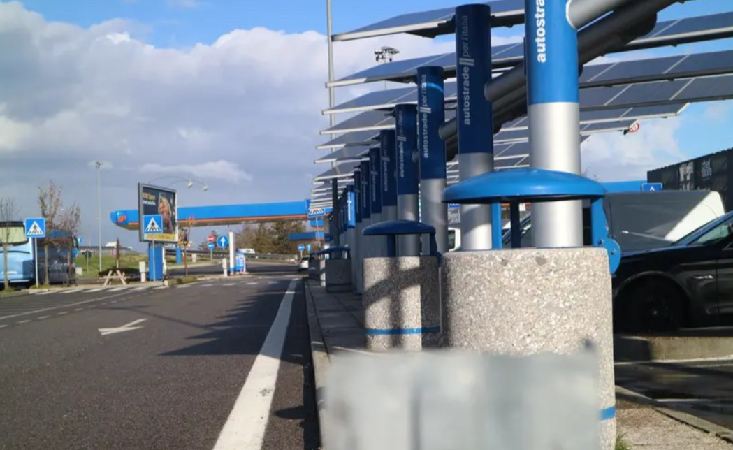 比亚迪在欧洲自建充电网络的具体技术标准和商业运营模式是怎样的？