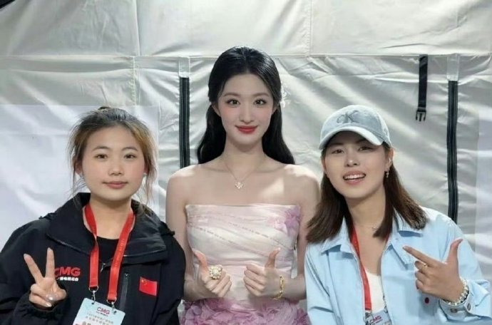 王楚然和素人合照才显出体形很大只，而脸却小小的 ​​​