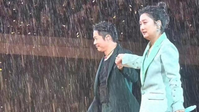 玲花唇语曝光！曾毅扔伞她脱口俩字，网友：越嫌越甜