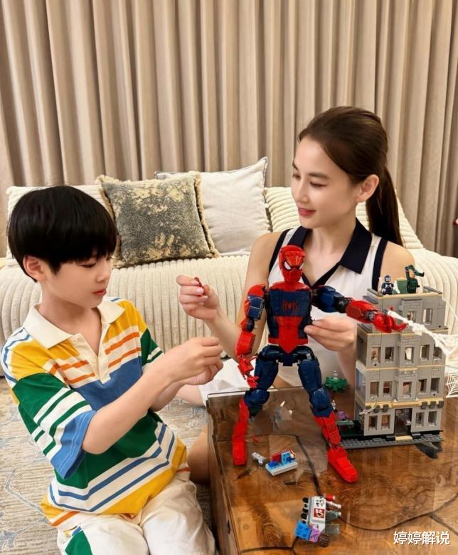 黄圣依9岁儿子罕见露侧脸！完美继承妈妈高颜值，母子同框太养眼